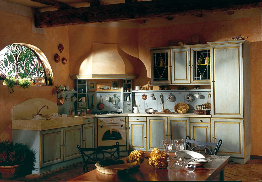 Нежно-персиковые стены в интерьере кухни