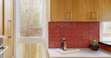 Шиканый красный кухонный фартук в интерьере кухни