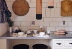 Знообразные по размеру и форме разделочные доски в интерьере кухни