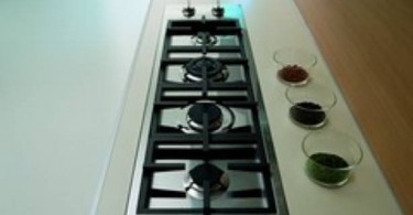 Стильная варочная панель в минималистском интерьере кухни