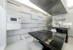 Стильный дизайн чёрно-белого интерьера кухни