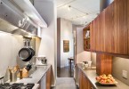 Современный дизайн интерьера узкой кухни