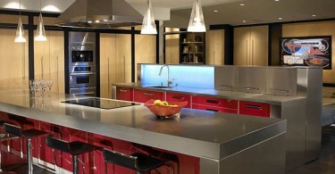 Дизайн кухонного острова в красном интерьере кухни