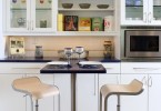 Кухонный шкаф в интерьере белой кухни