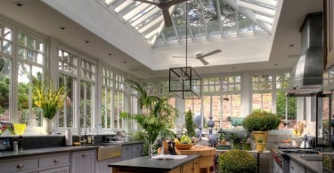 Дизайн кухни с панорамными окнами на закрытой террасе