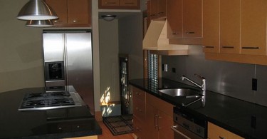 Деревянные кухонные шкафы в интерьере кухни