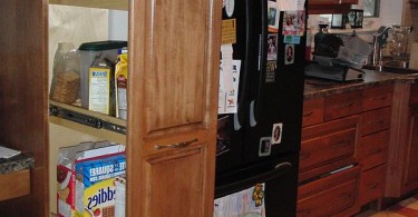 Выдвижной шкафчик в интерьере кухни