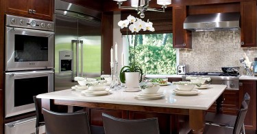 Красивая сервировка стола в элегантном интерьере кухни
