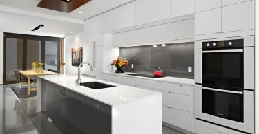 Встроенная двойная печь в стильном интерьере кухни