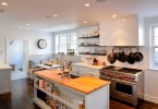Стильная белая плитка в современном интерьере кухни