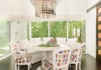 Мягкие кресла с цветными принтами в интерьере кухни