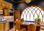 Круглое панорамное окно в интерьере классической кухни