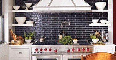 Кухонный фартук, декорированный плиткой в стиле Metro