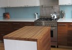 Деревянный кухонный остров в интерьере кухни