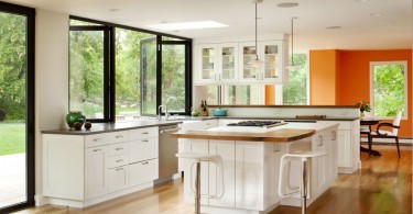 Дизайн интерьера кухни с панорамными окнами