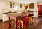 Массивный стол красного дерева в интерьере кухни