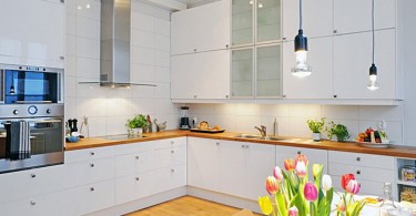 Яркие цветные акценты в в скандинавском стиле интерьера кухни
