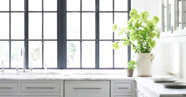 Белый кухонный гарнитур в классическом стиле