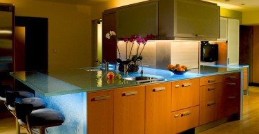 Великолепная стеклянная столешница ThinkGlass в изысканном интерьере кухни