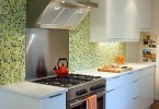 Стильный кухонный фартук, декорированный плиткой зелёных оттенков