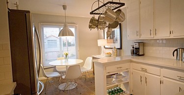 Белоснежный интерьер маленькой уютной кухни