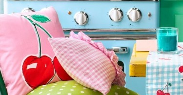 Цветные декоративные подушки на кухне