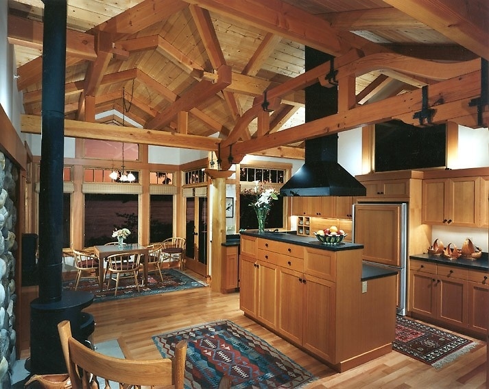 Необычный кухонный потолок в особняке