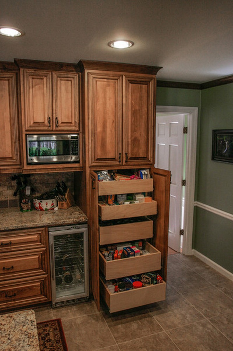 Классический кухонный шкаф с выдвижными ящиками