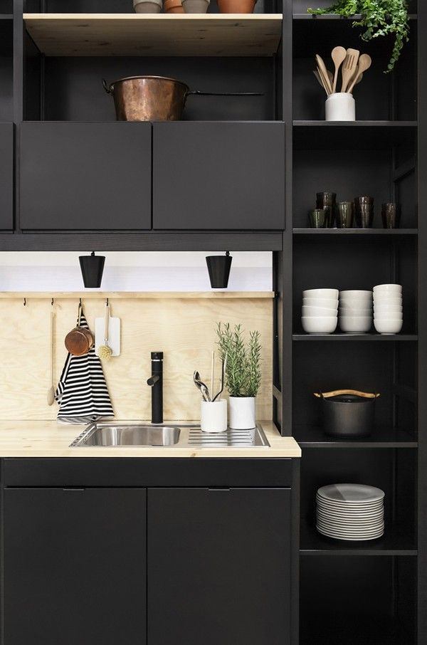 Черная кухонная мебель