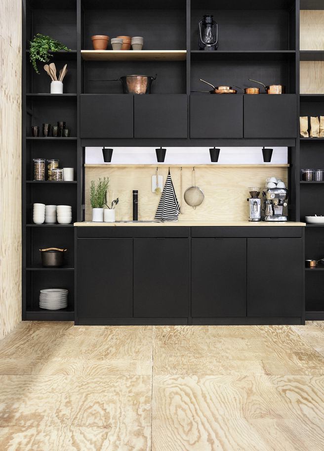 Мебель черного цвета на кухне