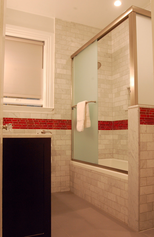 Светлый мрамор в интерьере ванной от Niche Interiors