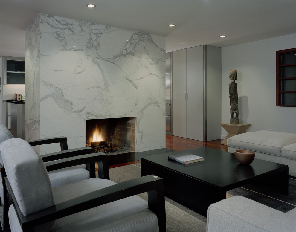 Светлый мрамор в интерьере гостиной от Garret Cord Werner Architects & Interior Designers