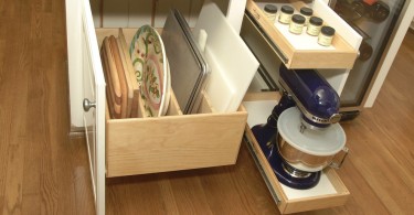 Выдвижные ящики для хранения кухонной утвари и мелкой техники