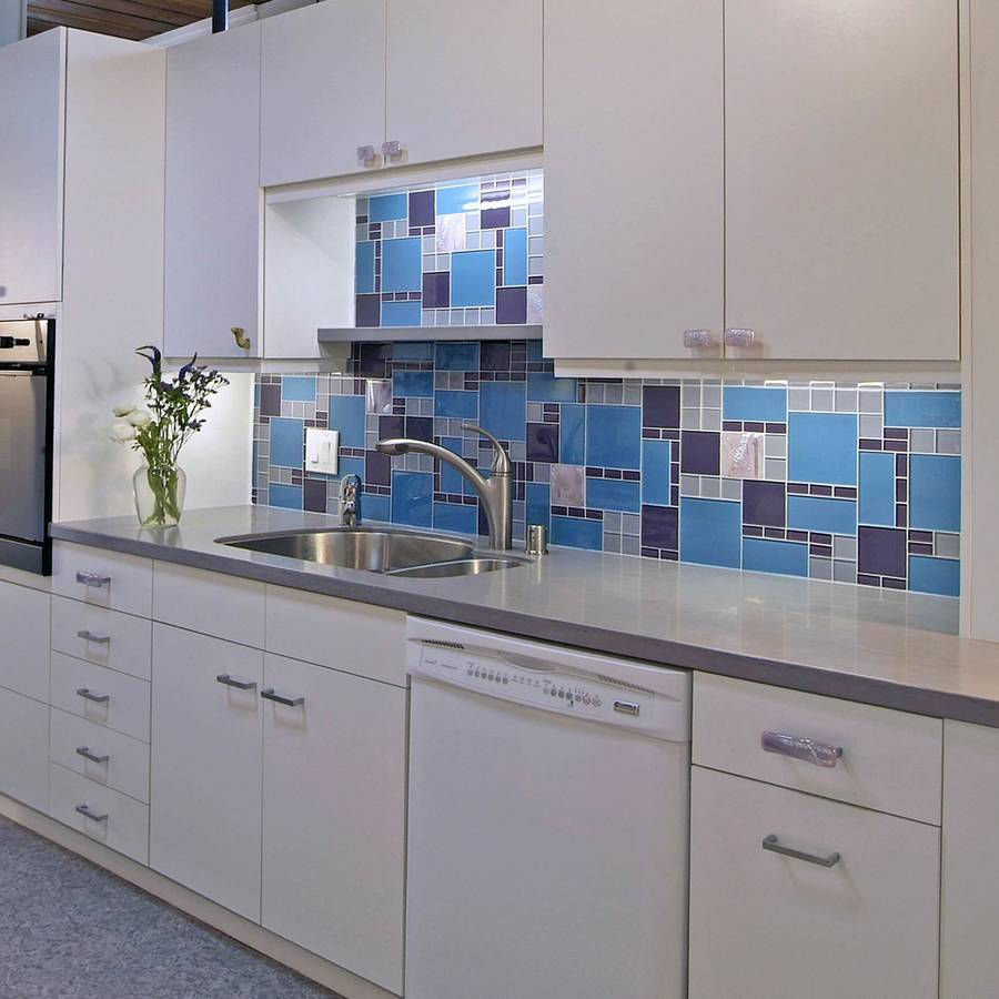 Кухонный фартук, оформленный плиткой с геометрическим рисунком  в синей гамме