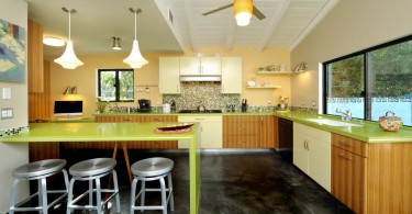 Уютный дизайн интерьера семейной кухни в светло-зелёной гамме