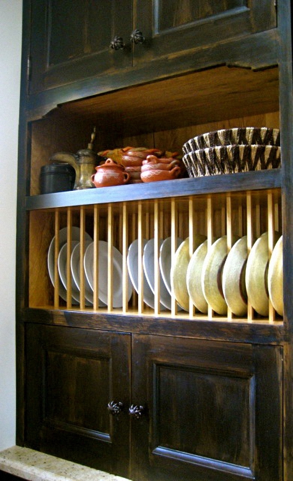 Открытая сушилка для посуды в кухонном шкафу от дизайнера Carole Meyer