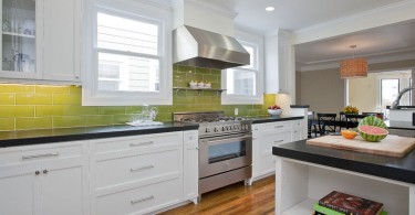 Стильный кухонный фартук, оформленный плиткой от Walker Zanger в зелёной гамме