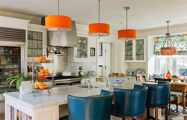 Оранжевые лампы на кухне