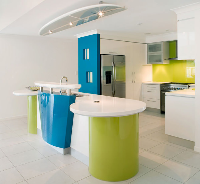 Яркий дизайн интерьера кухни в сочной палитре салатового цвета