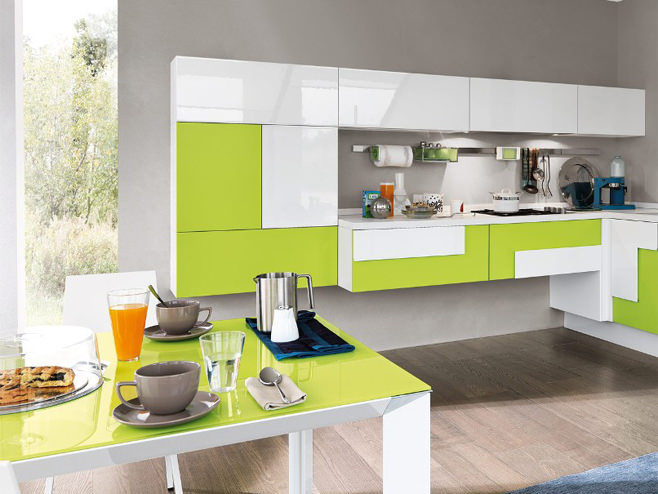 Яркий дизайн интерьера кухни в сочной палитре салатового цвета