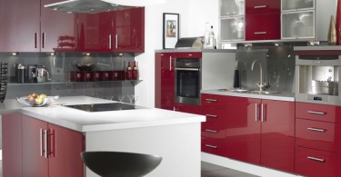 Современный дизайн интерьера кухни в тёмно-красной гамме