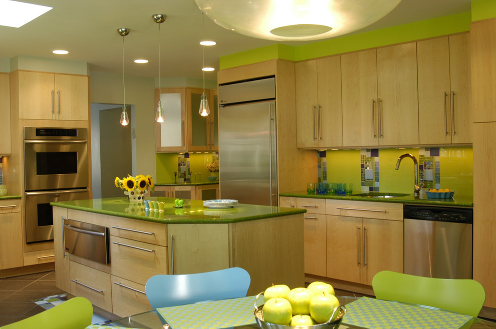 Яркий дизайн острова в интерьере кухни от Kitchen Designs by Ken Kelly, Inc. (CKD, CBD, CR)