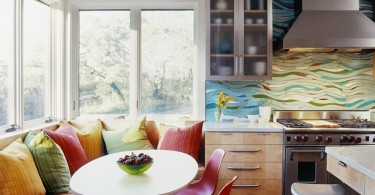 Витражный фартук от Laura Garanzuay в стильном интерьере кухни от McKinney York Architects