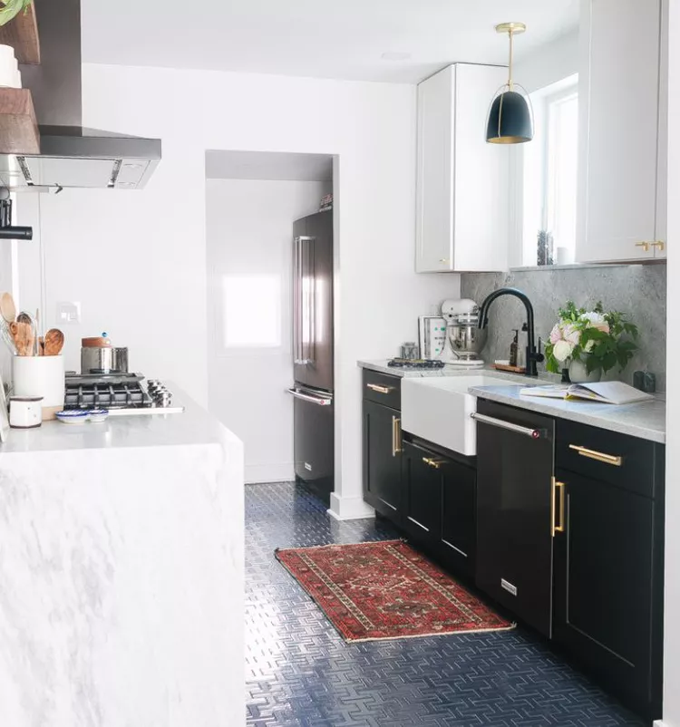 Кухня с черными фасадами и белой столешницей