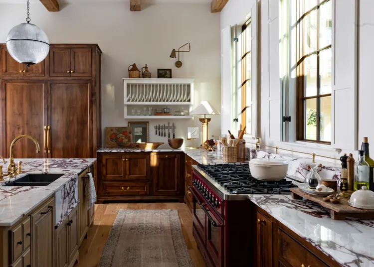 Кухня с деревянными фасадами и мраморной столешницей