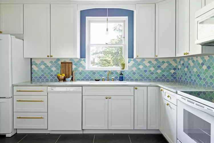 Кухня с голубым фартуком и белыми шкафами