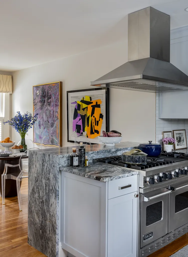 Кухня с мраморным островом и металлической вытяжкой