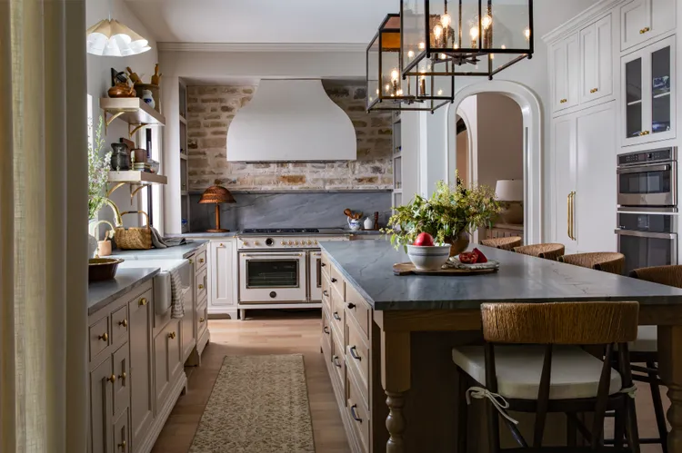 Кухня с островом и подвесными светильниками