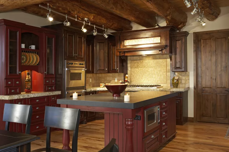 Кухня с трековым освещением и деревянными фасадами