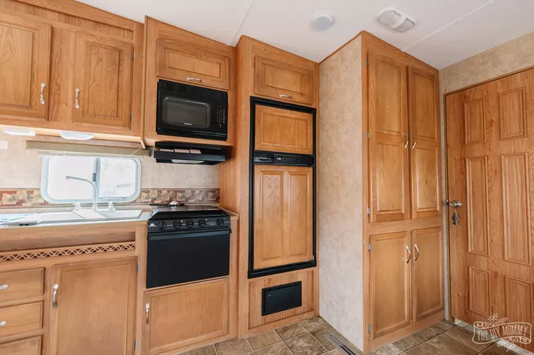 Кухня в деревянном стиле с встроенной техникой